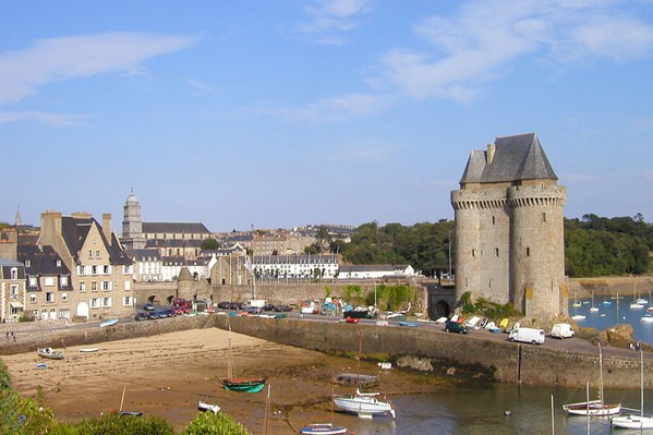 vue generale du site avec petite plage devant l immeuble