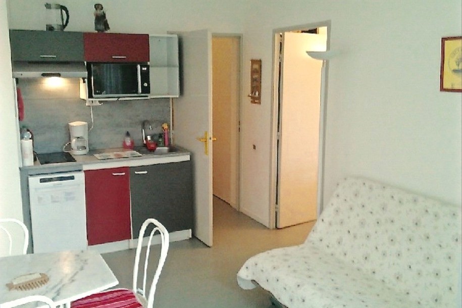 Le séjour communique entre les deux chambres.