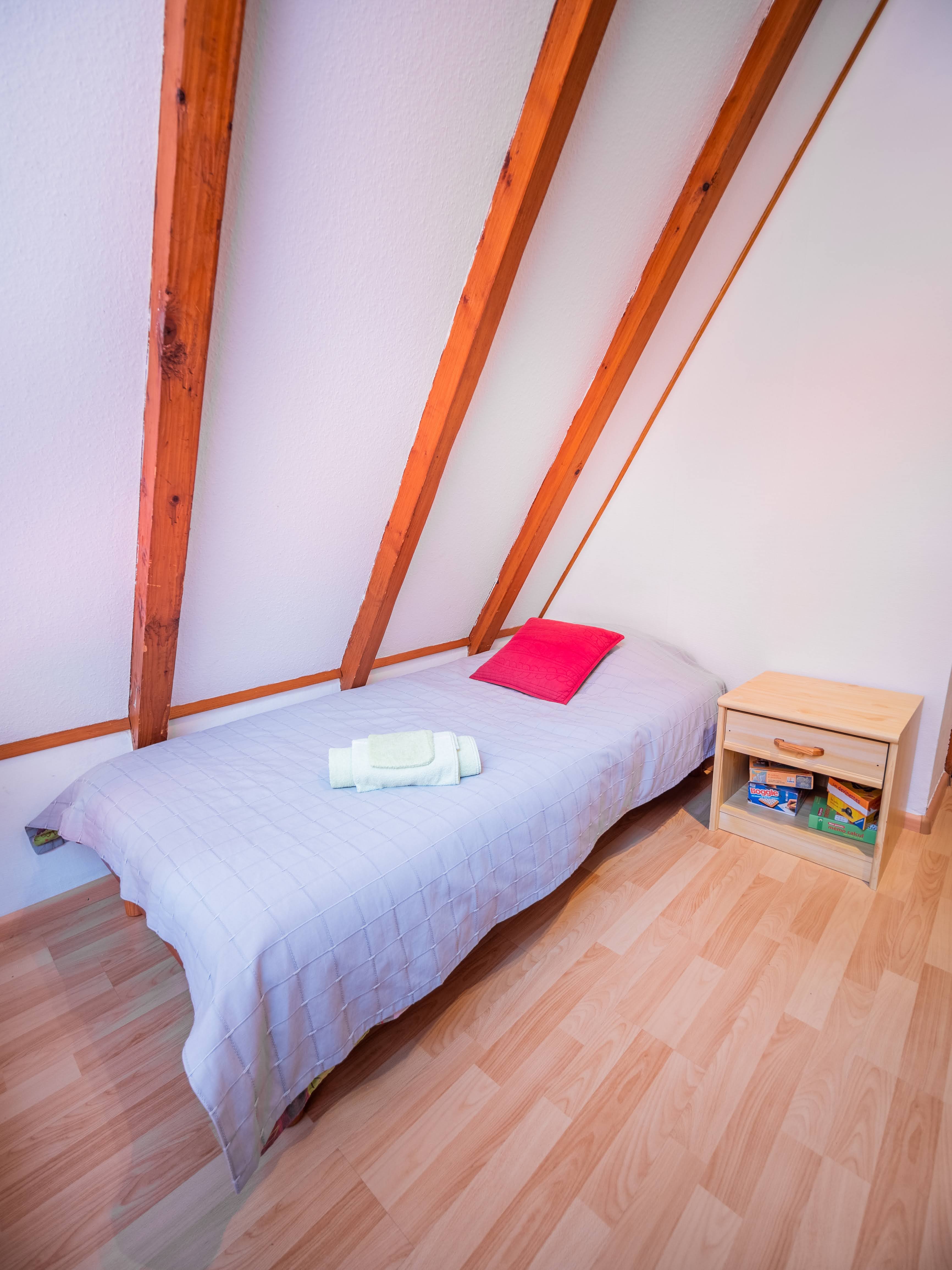 La chambre, vue sur le lit 1 personne