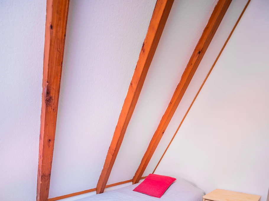 La chambre, vue sur le lit 1 personne