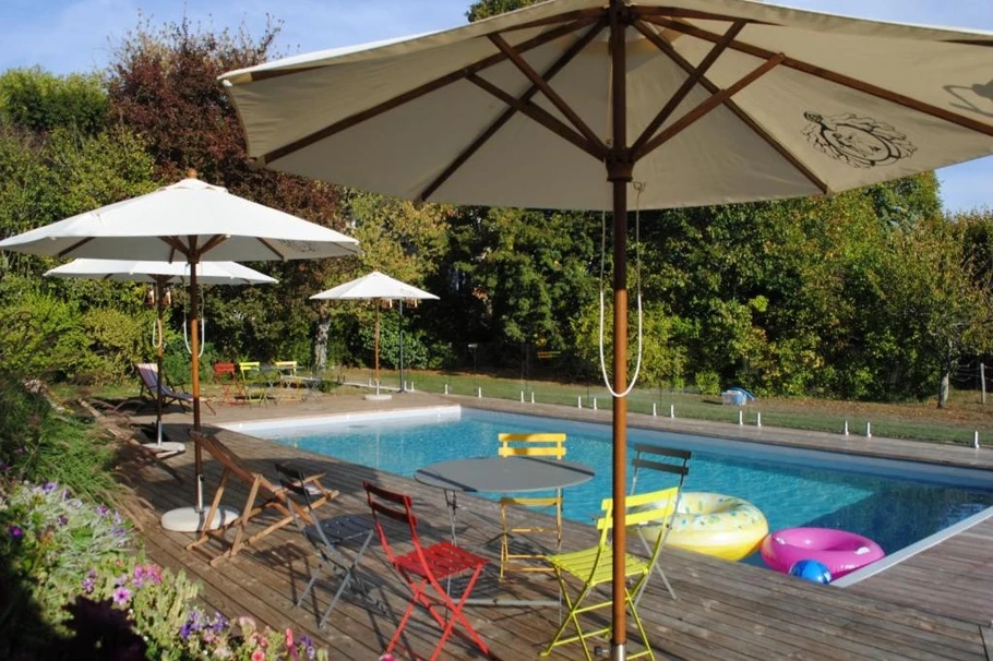 Piscine chauffée, parasol, bains de soleil