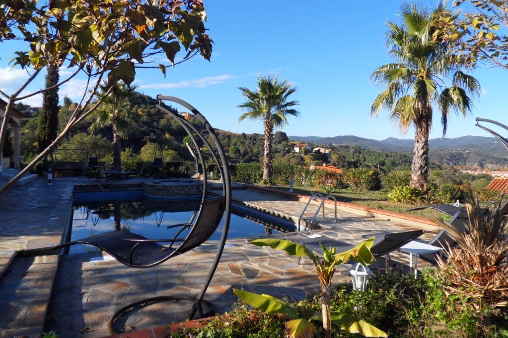 OUTDOOR SWIMMING POOL