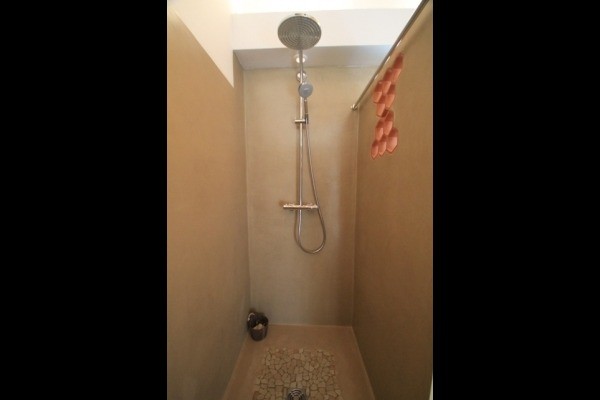 douche à l'italienne en béton ciré
