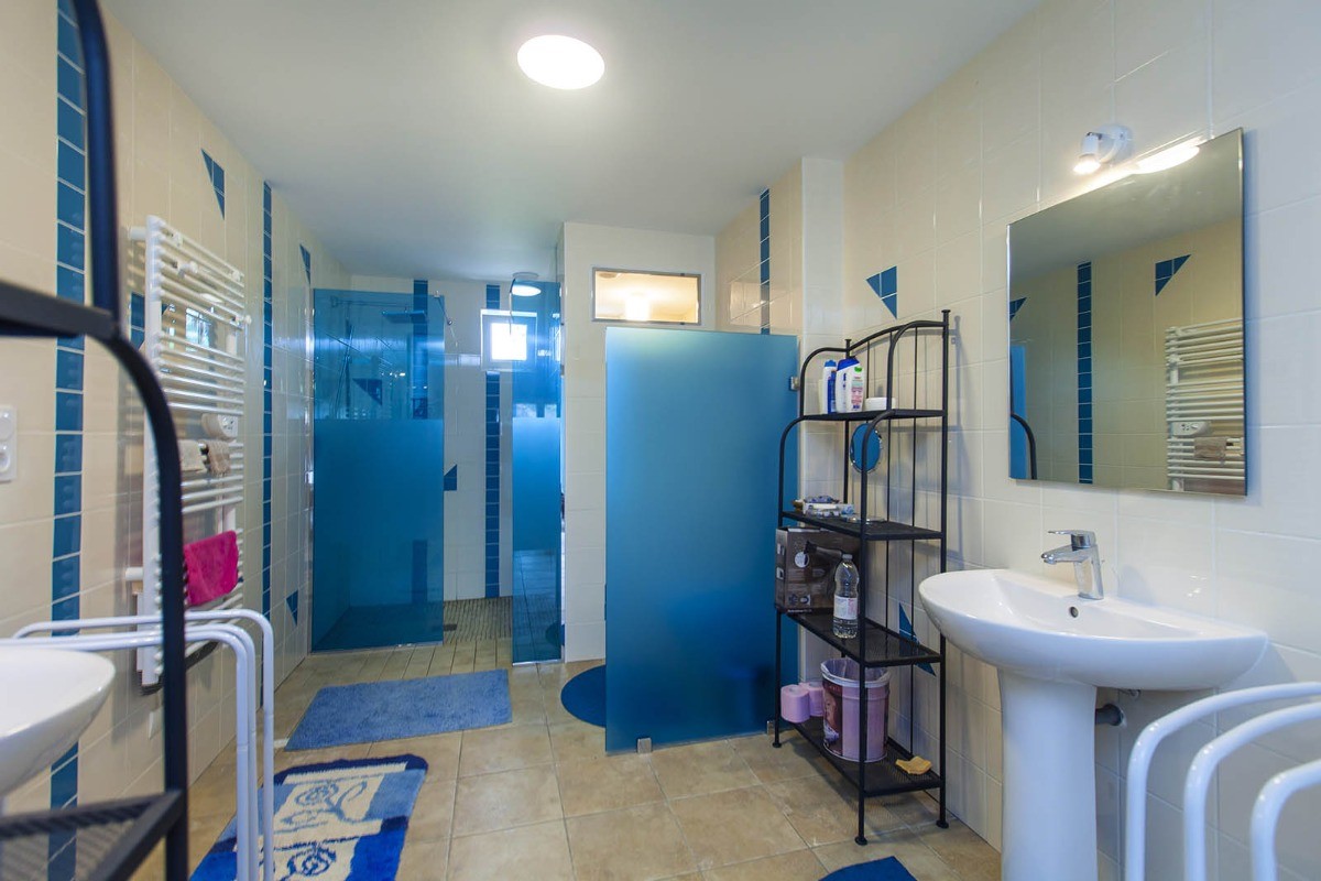 Le Cottage Abel, gîte de groupe avec cheminée dans les Ardennes - salle de bain