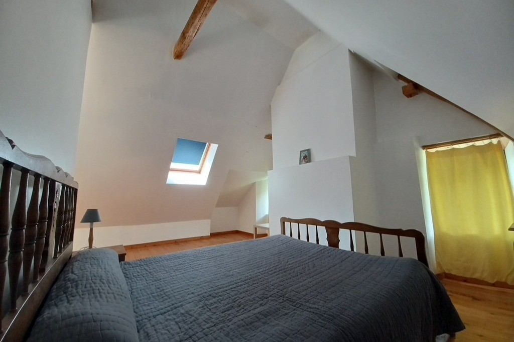 lit double dans les combles aménagées