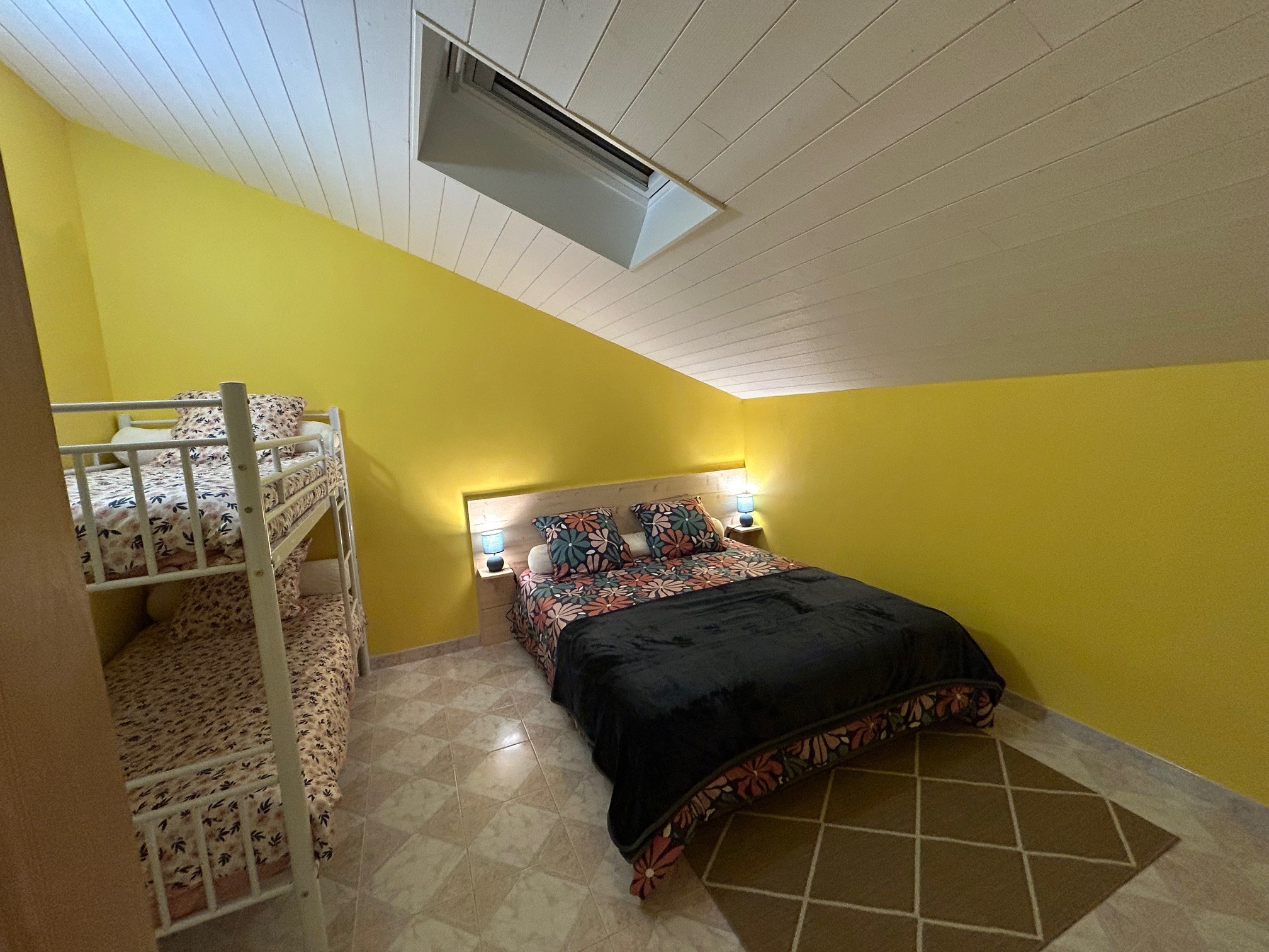 Chambre avec lit double + lit superposé