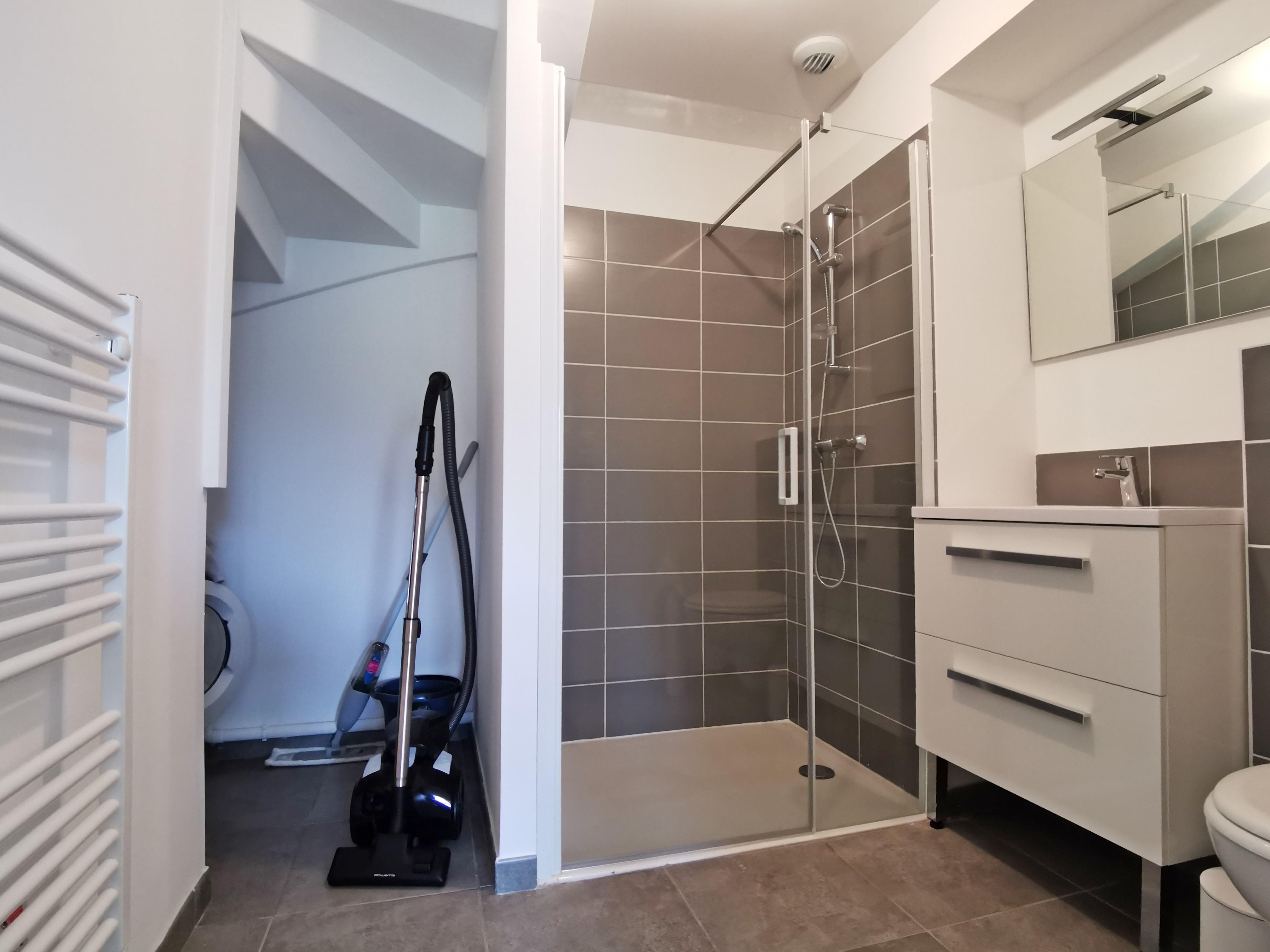 Ground floor: Shower room with WC and washing machine