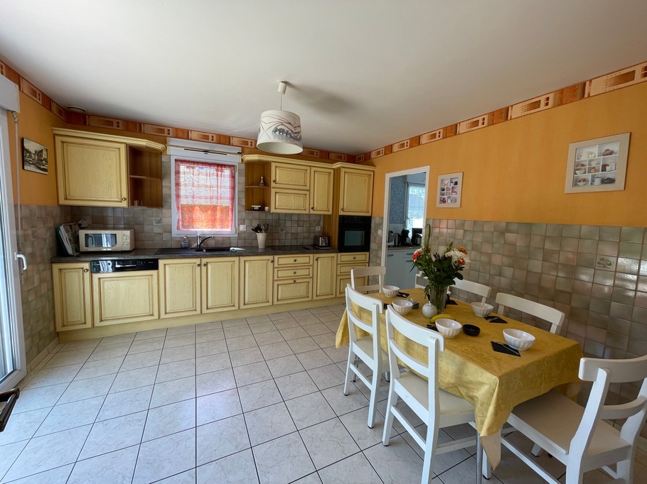 La cuisine indépendante, bien équipée, avec accès à l'arrière cuisine.