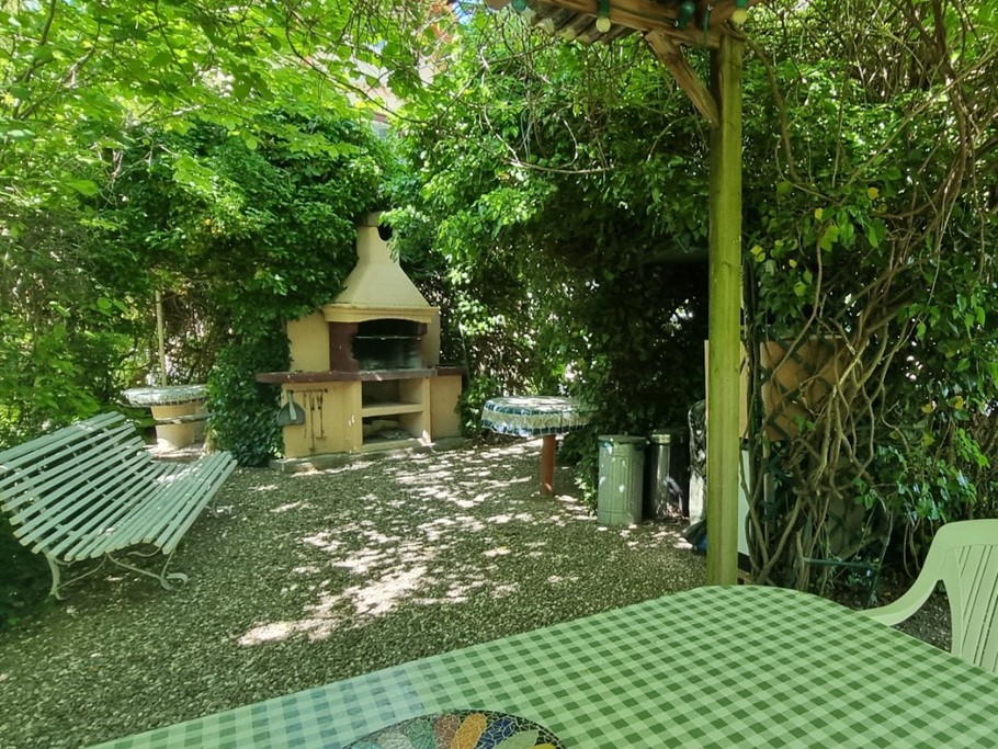 Barbecue et tonnelle