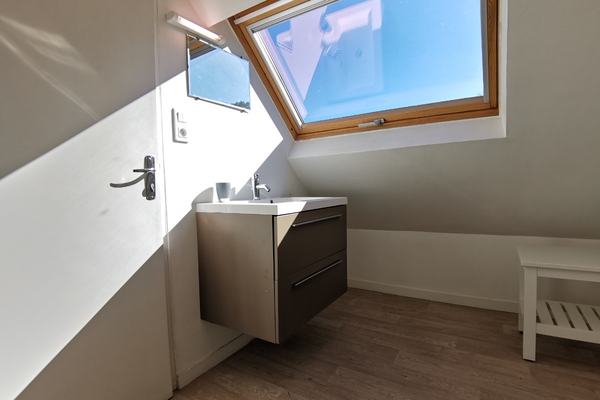 salle d'eau à l'étage avec accès par la chambre