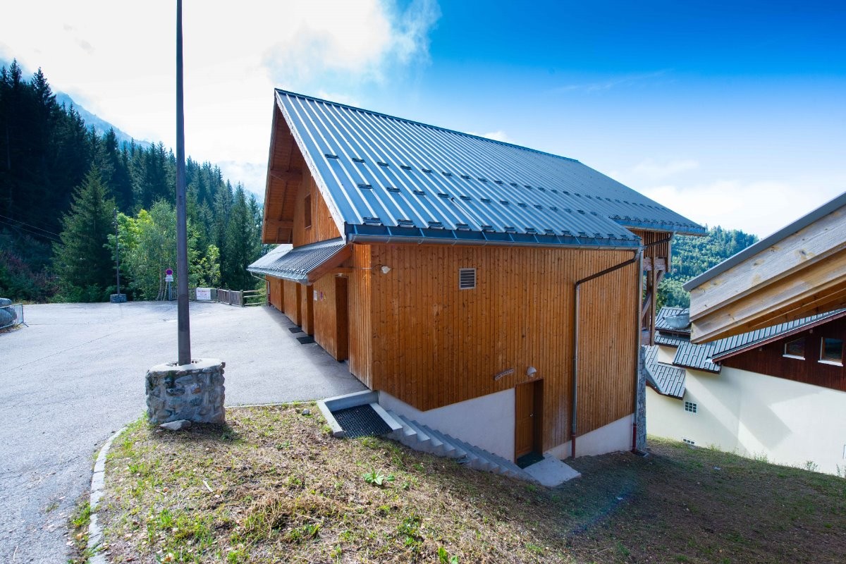 Chalet Daim: entrée du chalet au bas de l'escalier extérieur. Au fond de la rue chemin d'accès aux télécabines et ESF