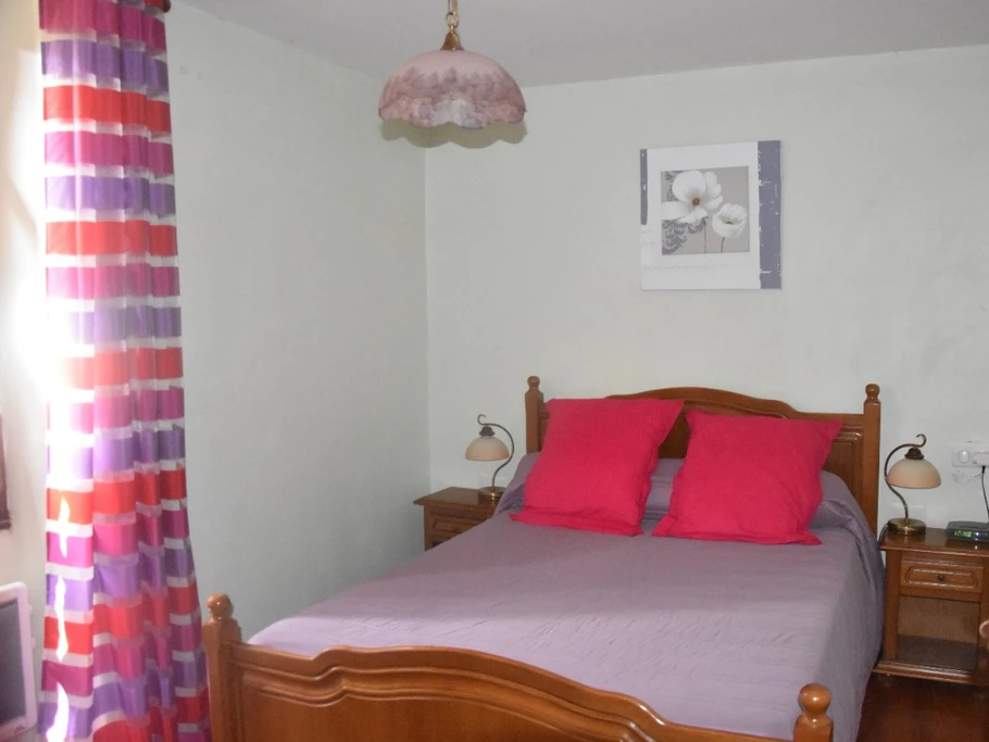 Chambre 1 avec armoire, lit 140cm