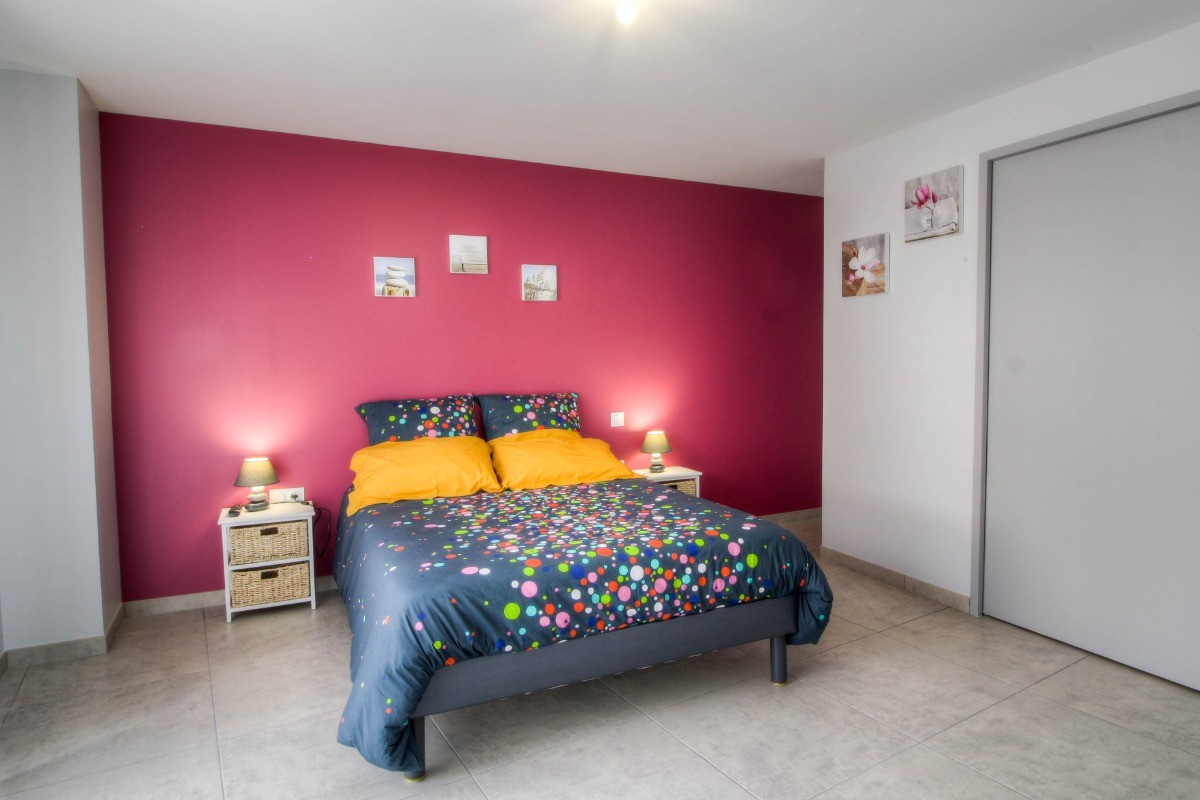 Chambre rez-de-chaussée accessible PMR - un lit en 140
