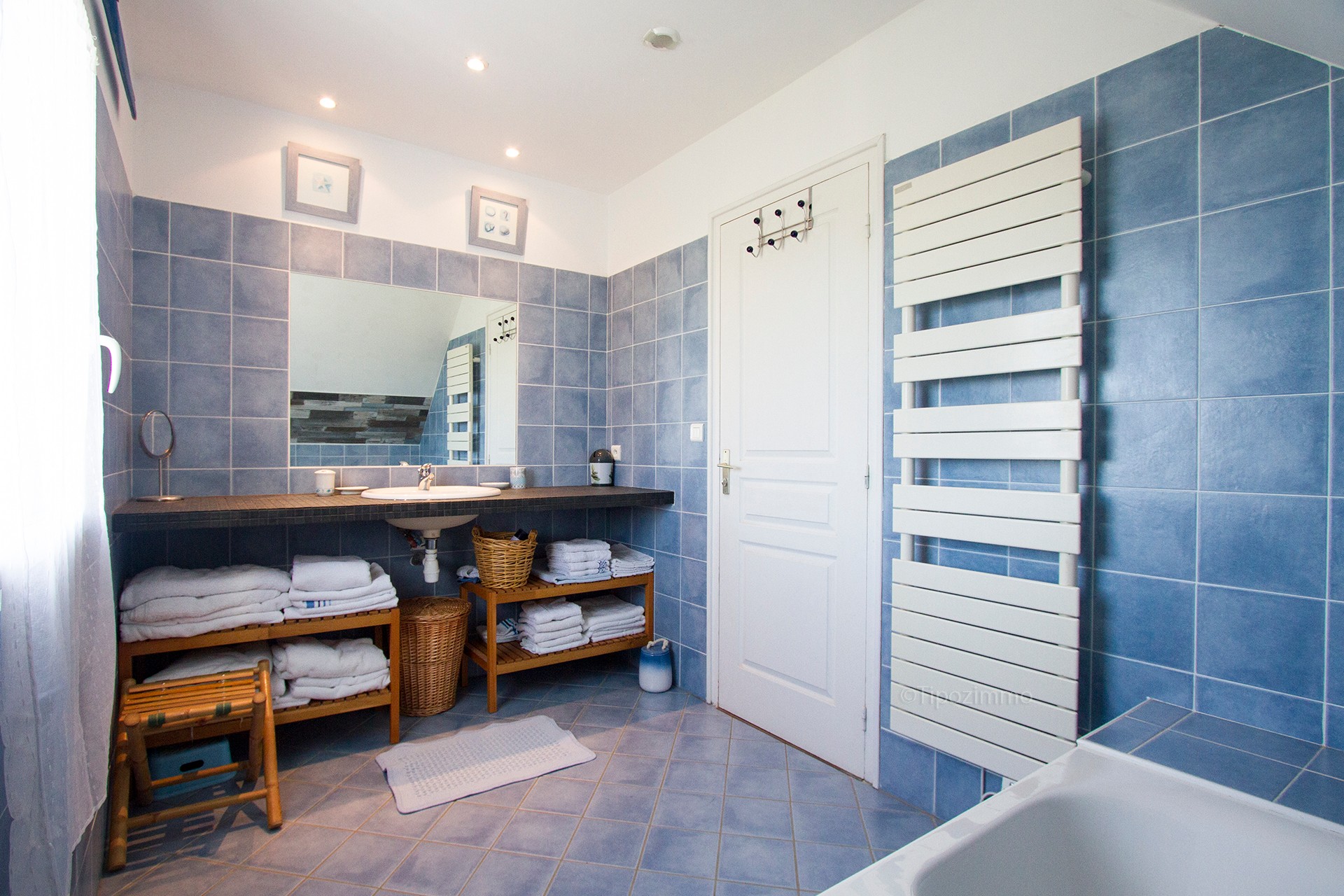 Etage: salle de bain avec baignoire