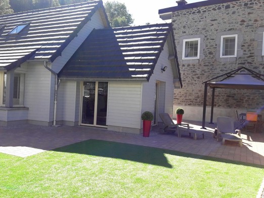 Gîte "La Désirée", Mont-Dore (Puy de Dôme) : La terrasse au printemps