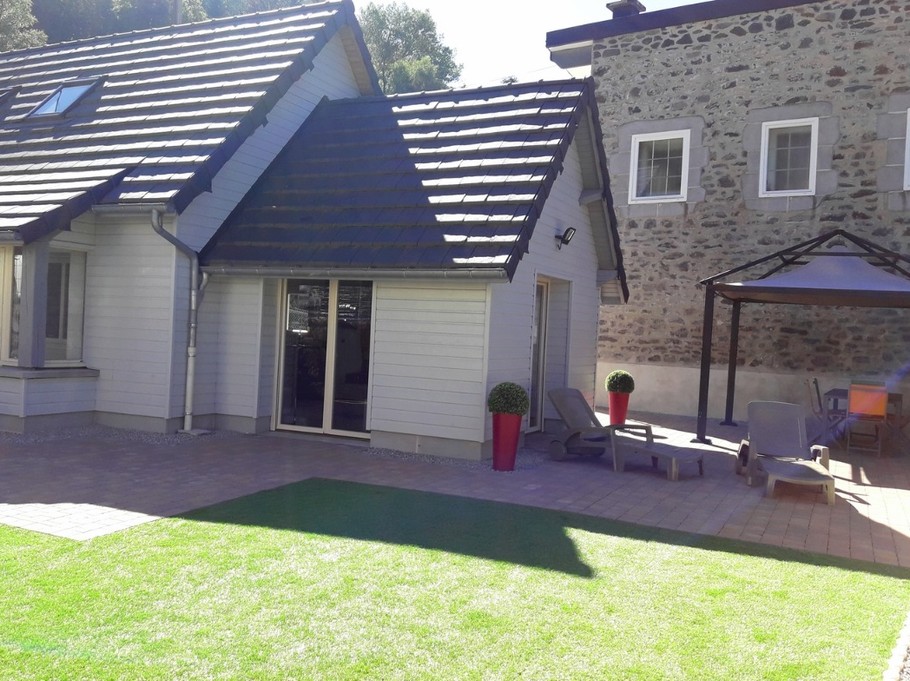 Gîte "La Désirée", Mont-Dore (Puy de Dôme) : La terrasse au printemps