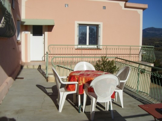 Vue entrée location et terrasse privative