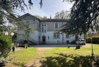Grande maison avec plusieurs chambres d'hôtes