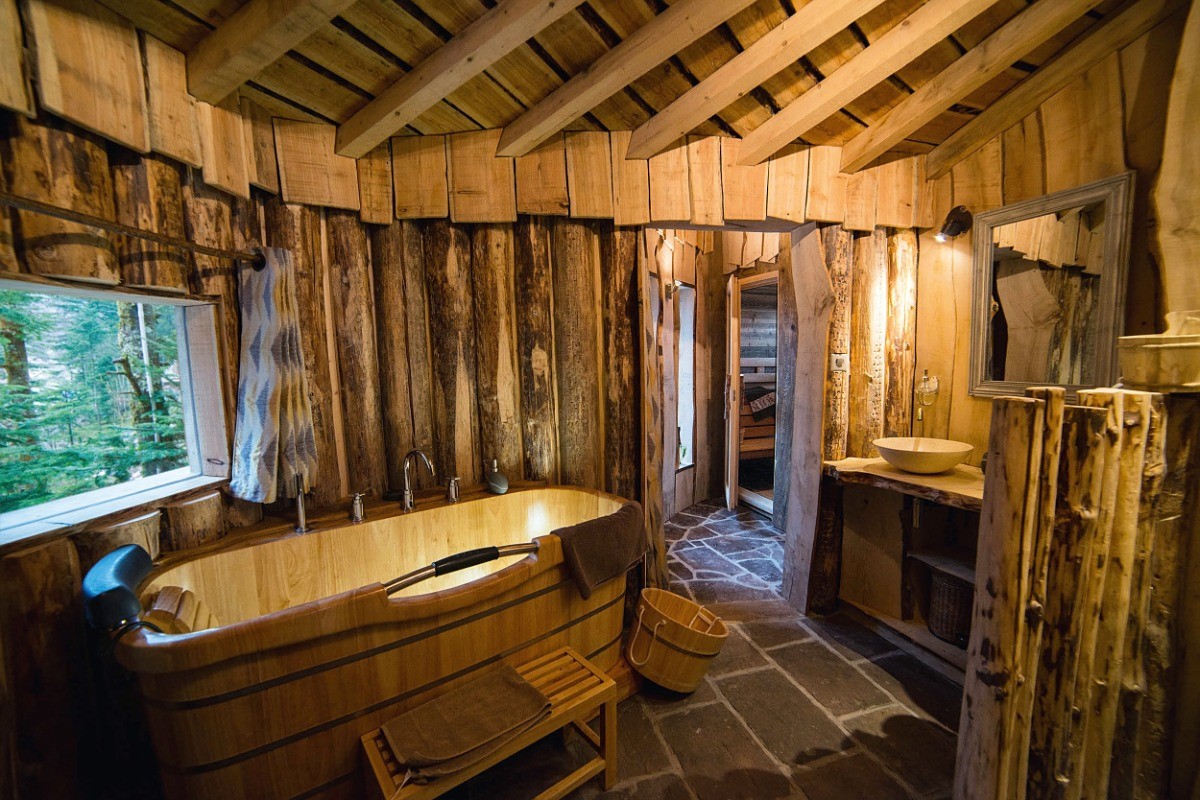 Refuge Improbable - Baignoire bois (c) Michel Laurent