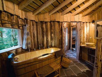 Refuge Improbable - Baignoire bois (c) Michel Laurent