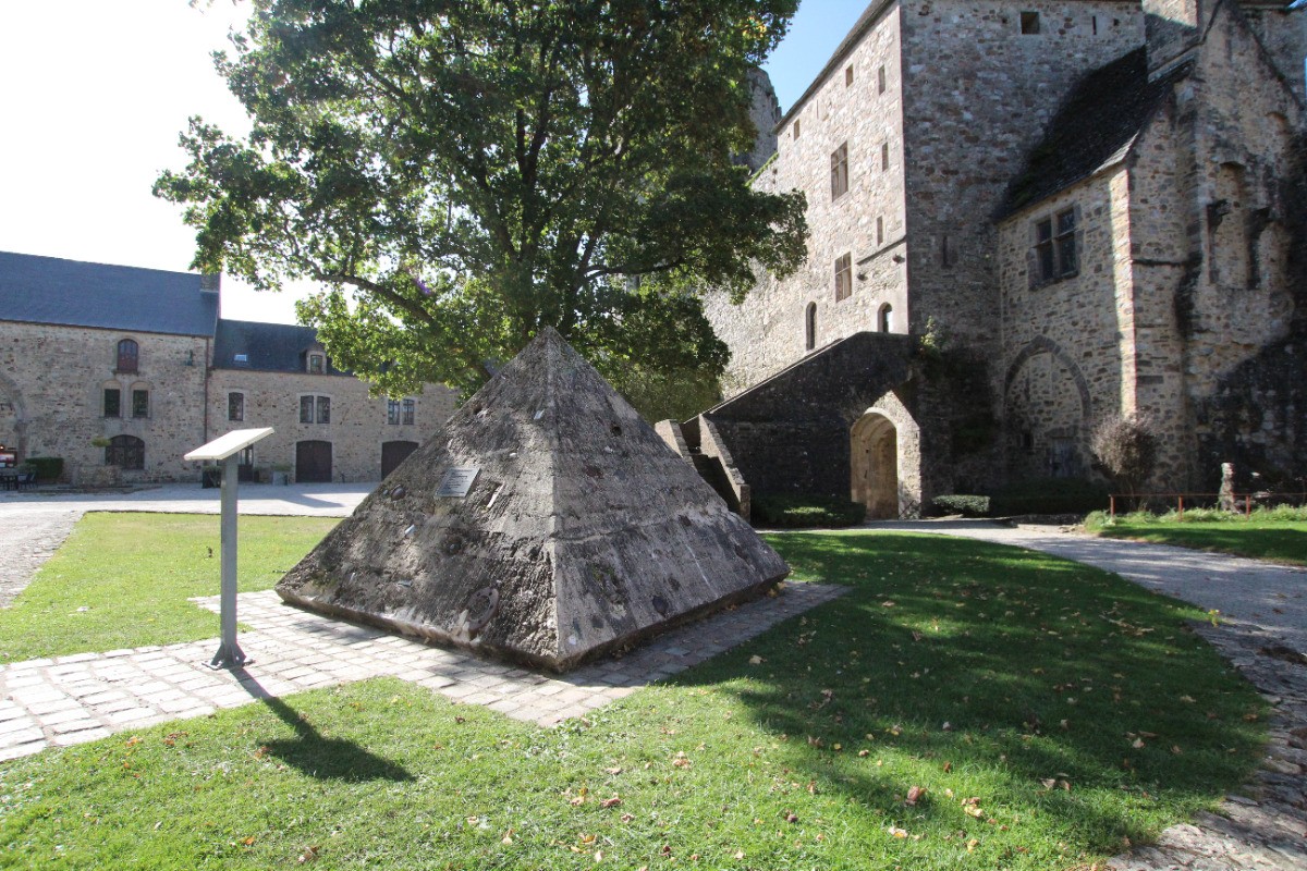 Bricquebec_Pyramide mémoire Morabito