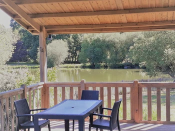 La grande terrasse semi couverte vous permettra de profiter de l’extérieur dans les meilleures conditions.