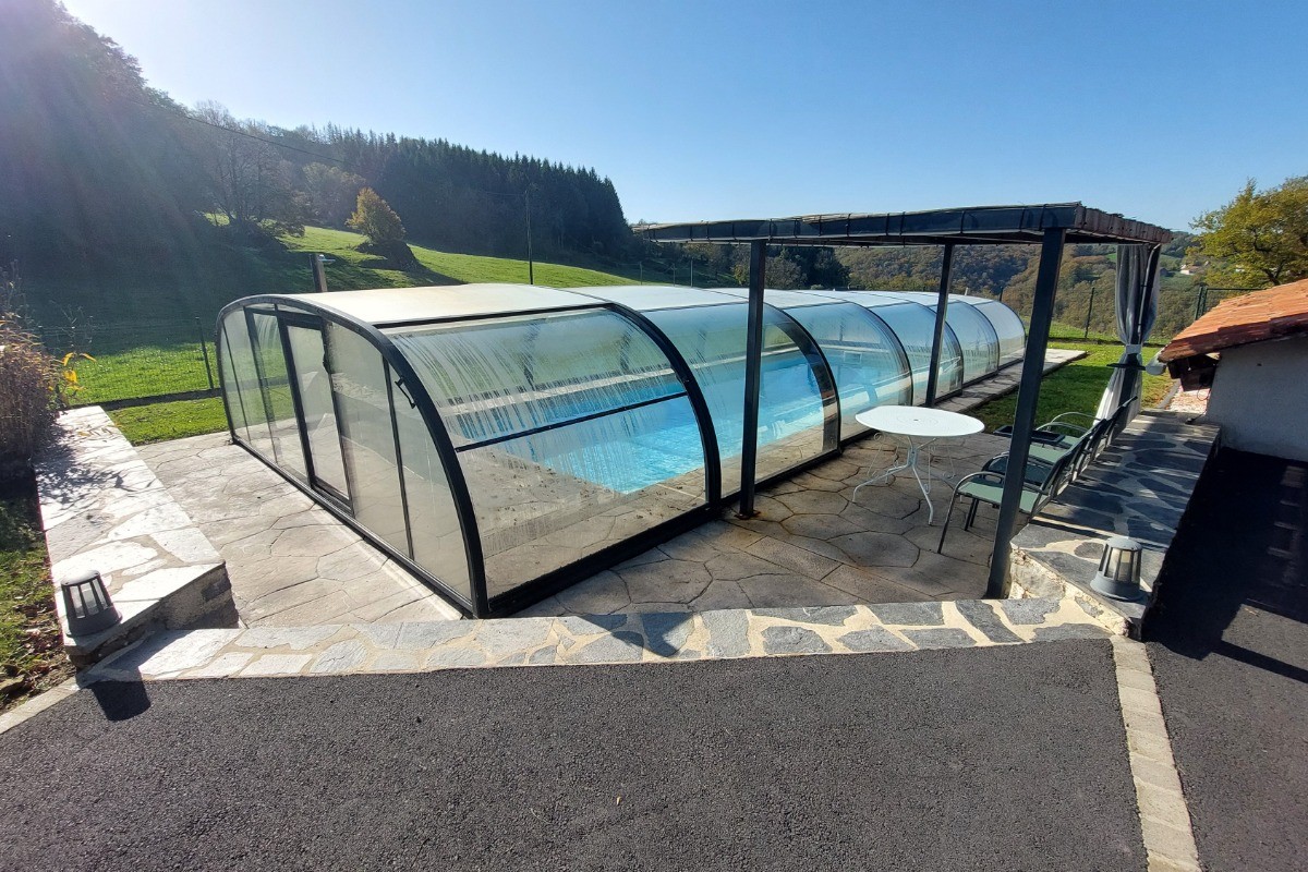 La piscine,avec vue sur la campagne environnante