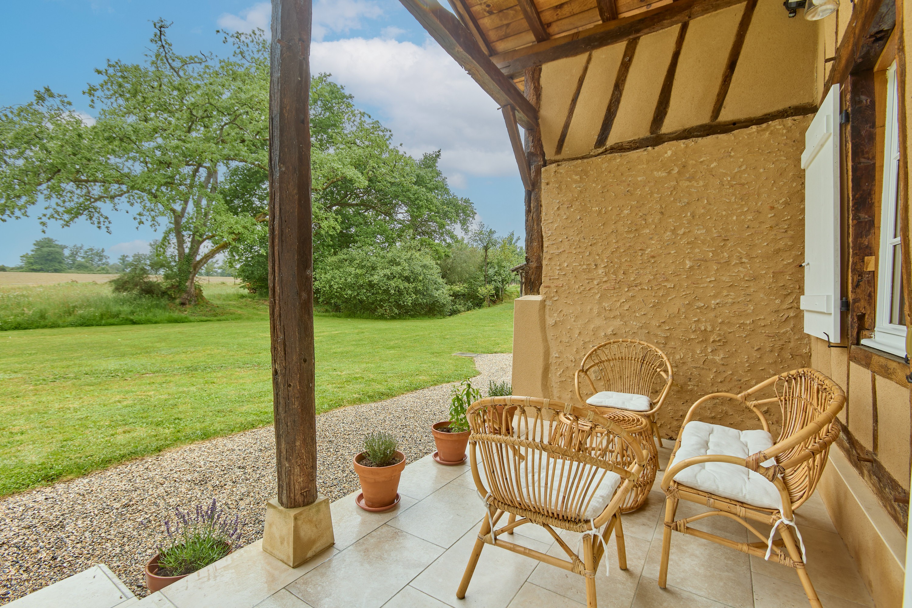 Outdoor seating area - Gîte de Peyrucolle - Gers