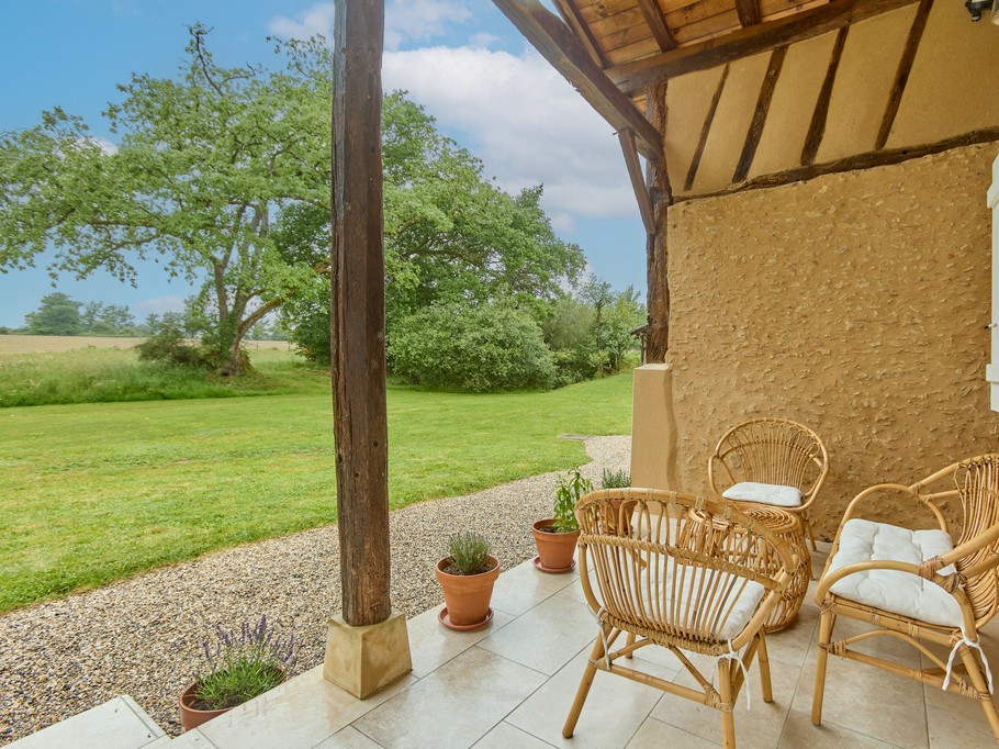 Outdoor seating area - Gîte de Peyrucolle - Gers