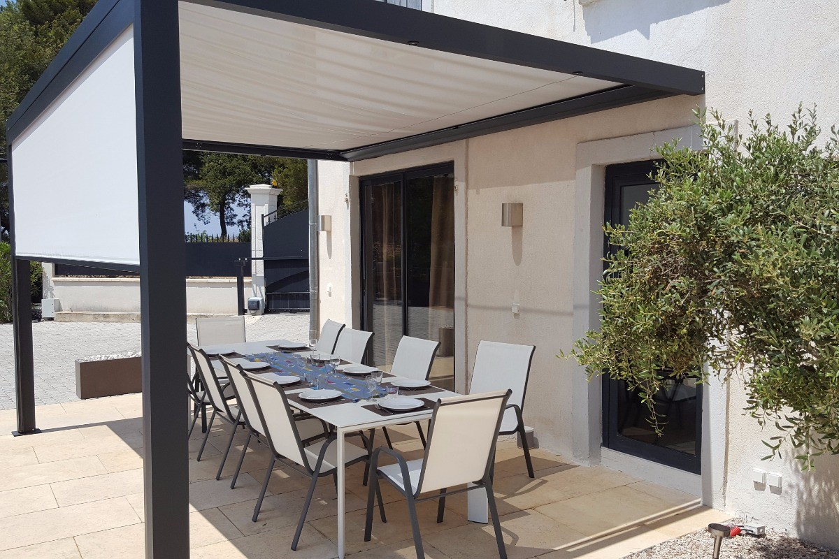 Bastide 8 personnes, piscine, jacuzzi, billard à Saint Cyr sur Mer- la pergola avec le 2 stores