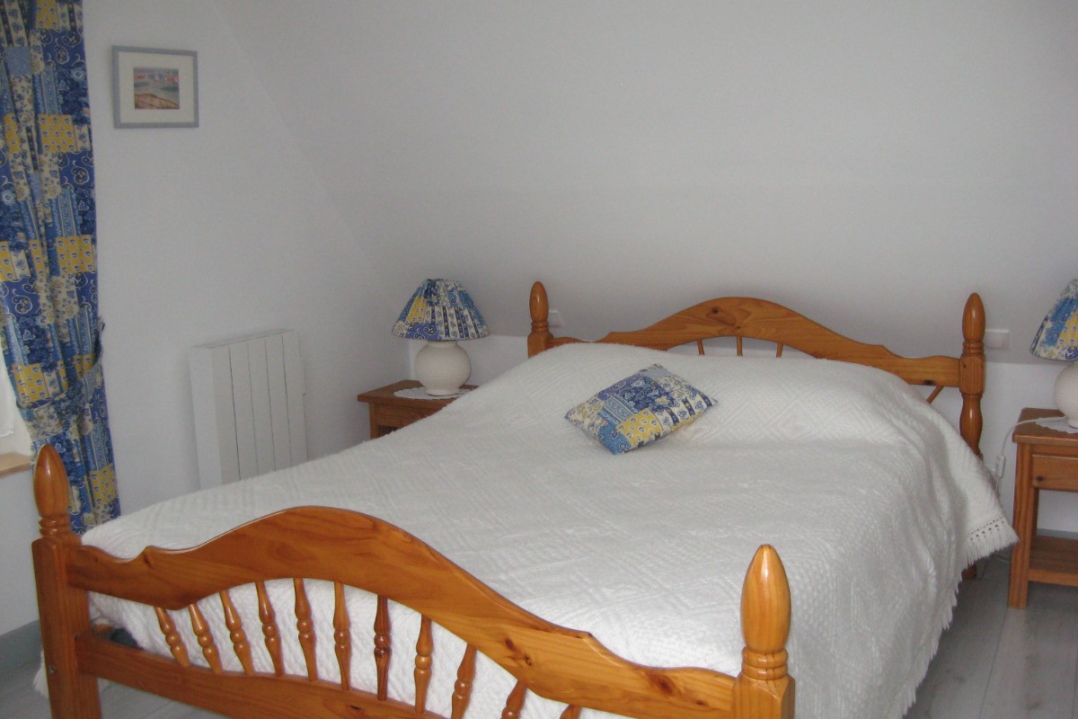 chambre bleu avec 1 lit de 140 pour 2 personnes et 1 lit de 90 pour 1 personne.