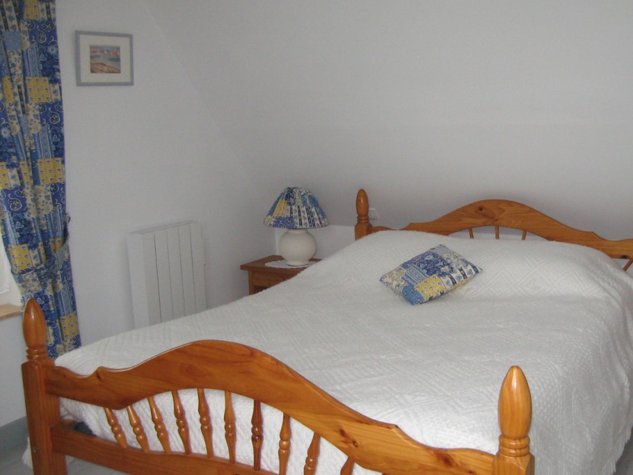 chambre bleu avec 1 lit de 140 pour 2 personnes et 1 lit de 90 pour 1 personne.