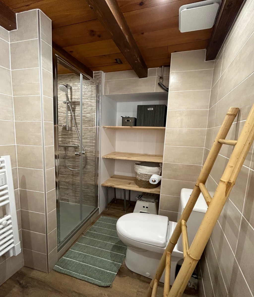 Salle de bains douche et rangements