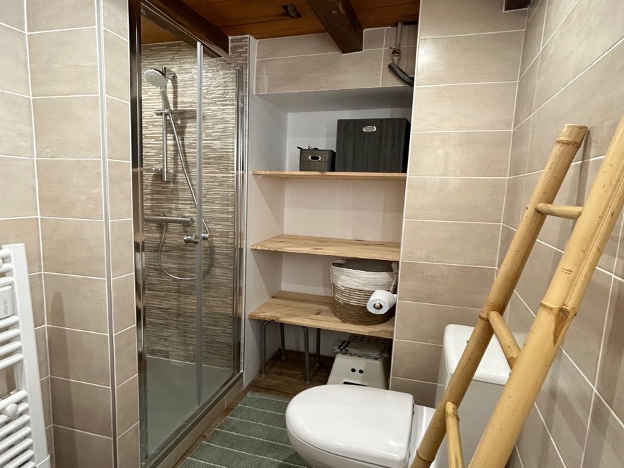 Salle de bains douche et rangements
