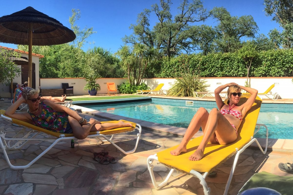 bronzage à la piscine