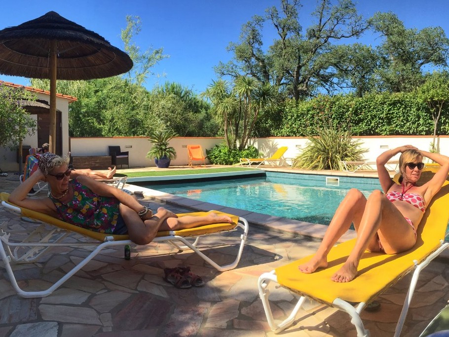 bronzage à la piscine