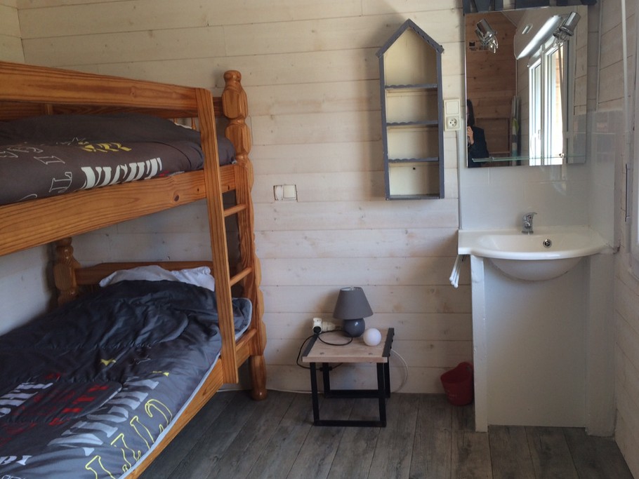 chambre 2 avec 2 lits superposés, vue sur parc