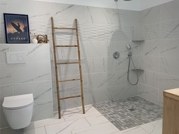 Salle d'eau accès PMR, attenante à la chambre 2