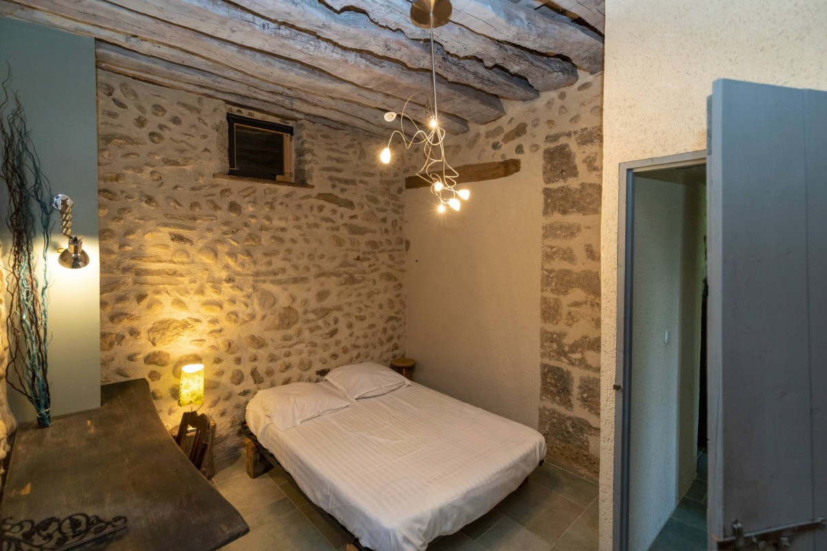 Chambre Chandra au rez-de-chaussée, 1 lit 160 ou 2x80 (option pour les personnes ayant des difficultés à monter les escaliers)