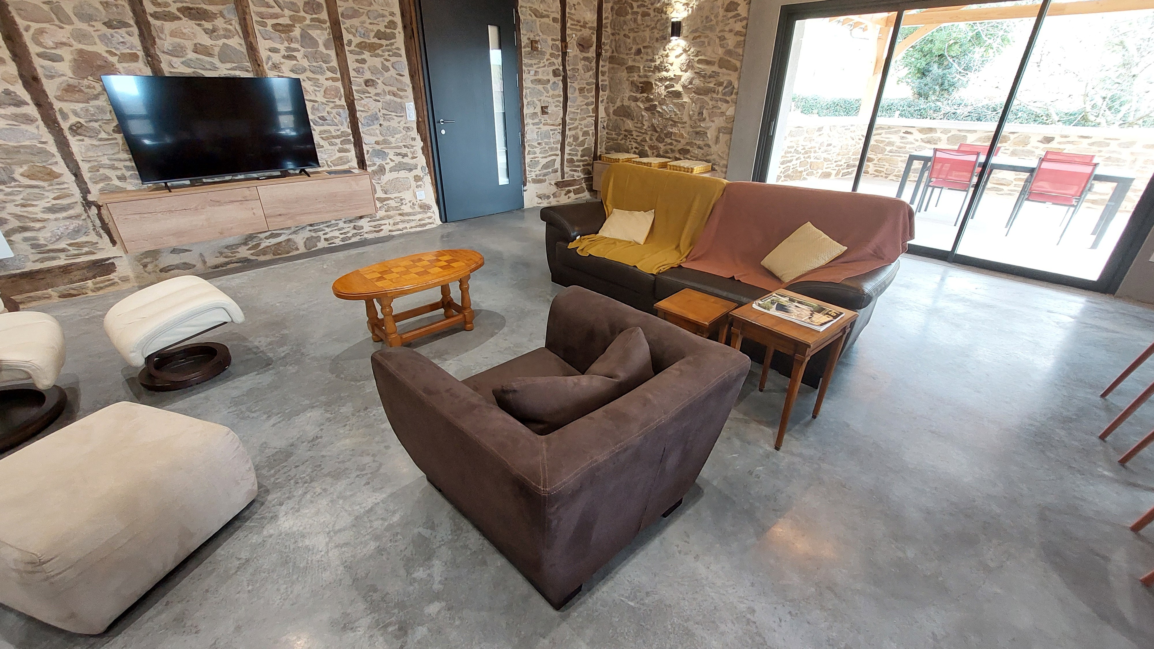 Salon confortable avec canapé, TV connectée et décoration soignée