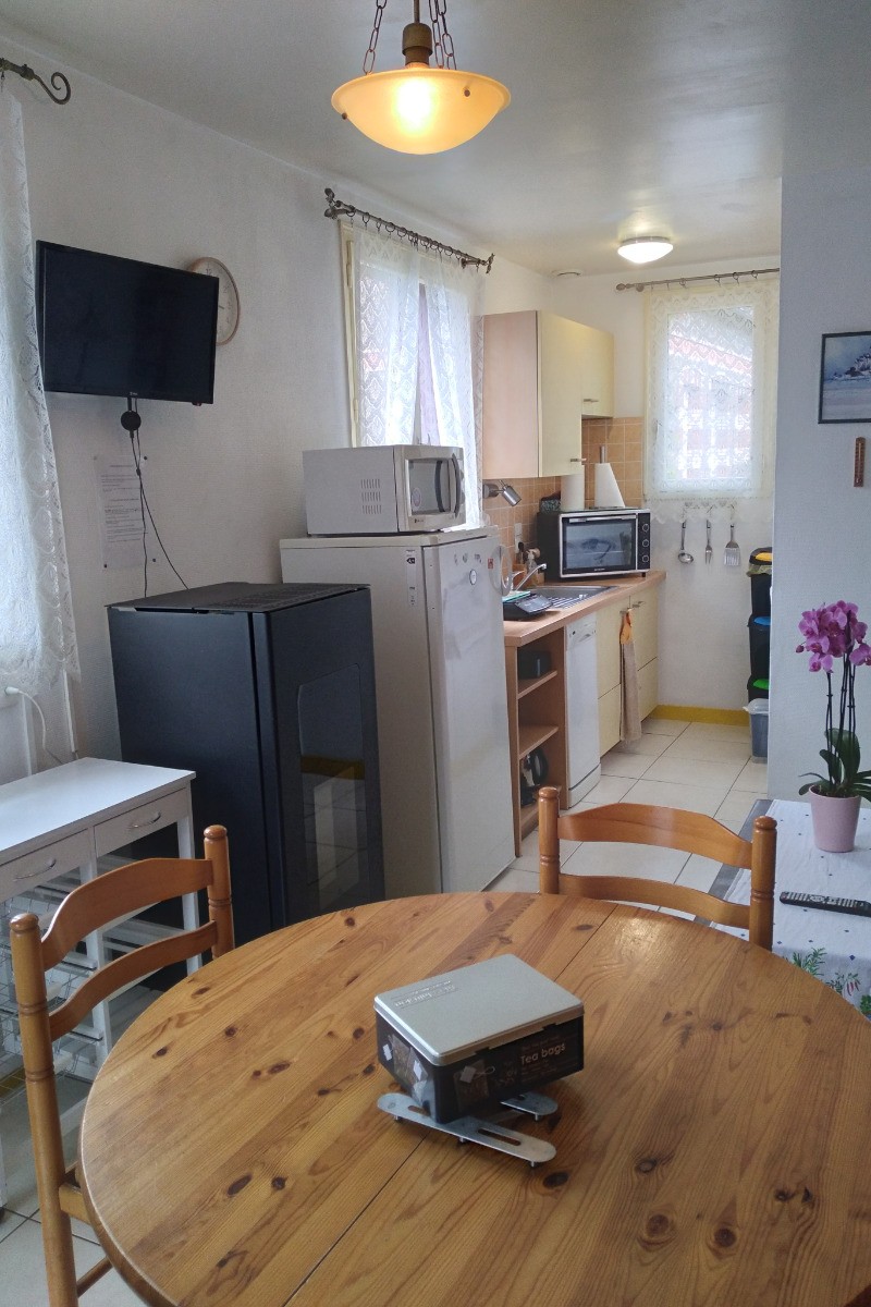 Pièce de vie en rez-de-jardin avec coins séjour, coin cuisine