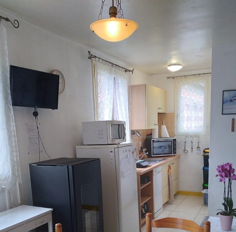 Pièce de vie en rez-de-jardin avec coins séjour, coin cuisine