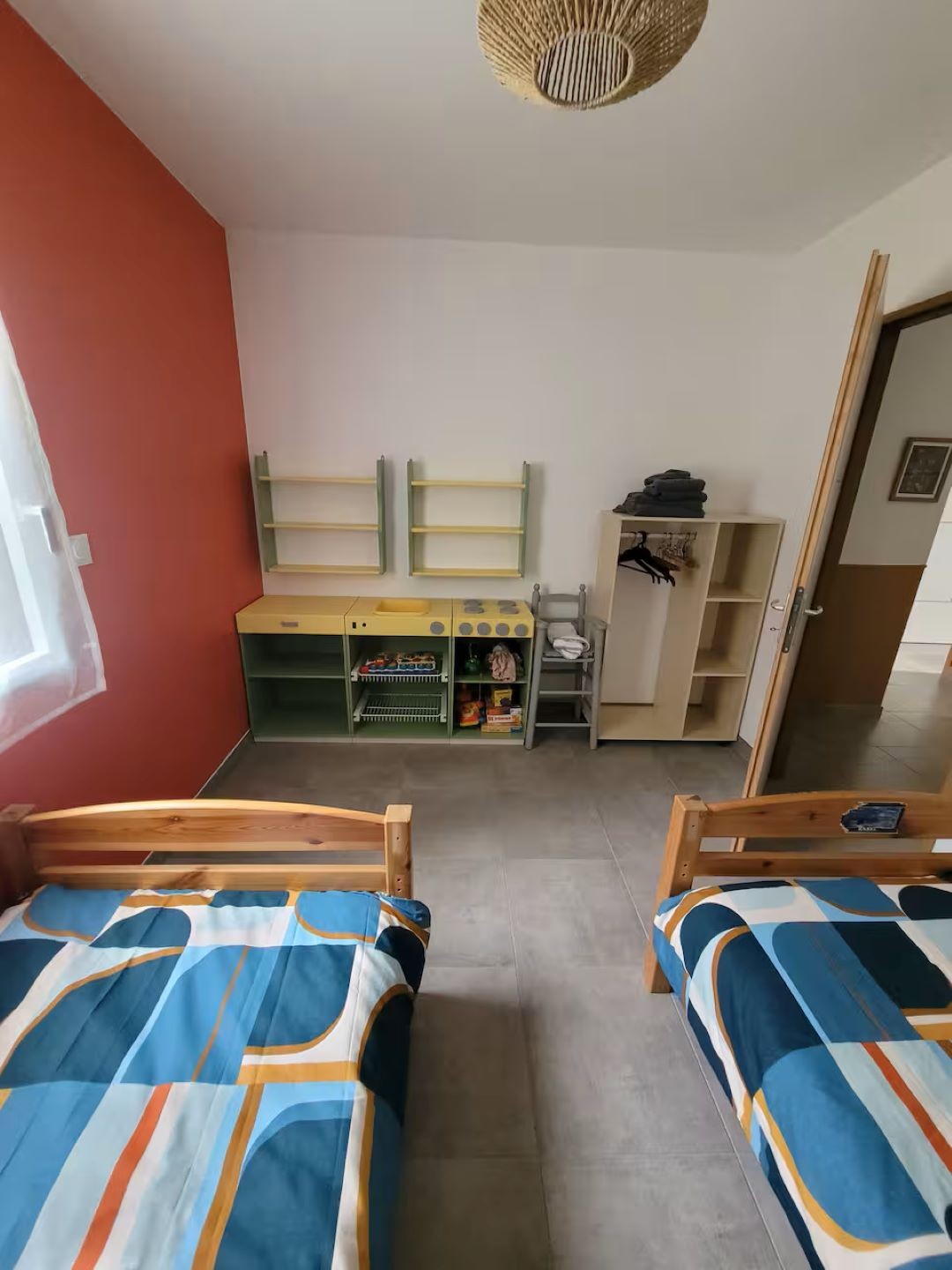 2 single beds children's play area