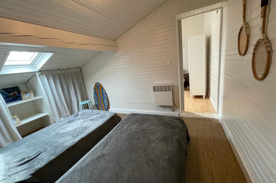 Chambre enfants à l'étage 2 petits lits 90