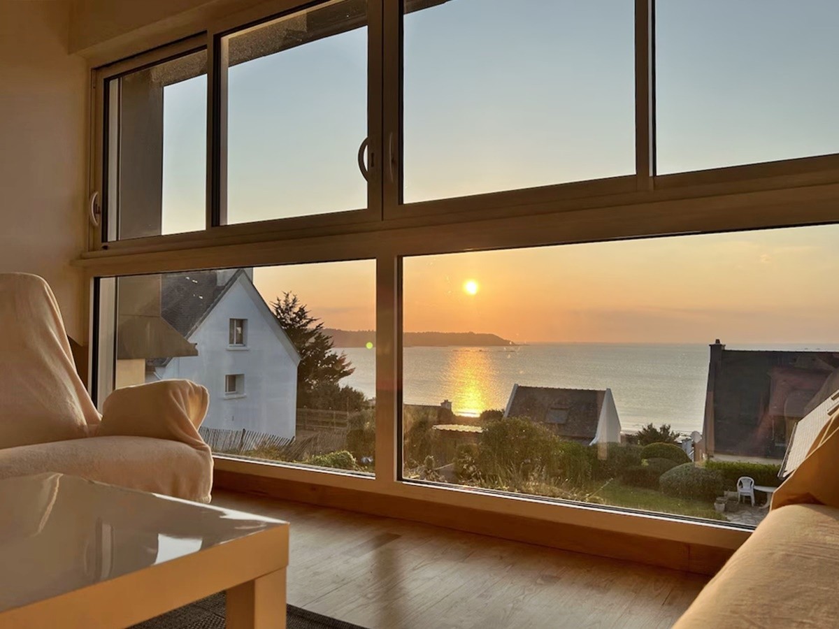 Vue d'un coucher de soleil de la maison