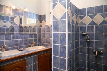 Salle d'eau avec douche à l'italienne