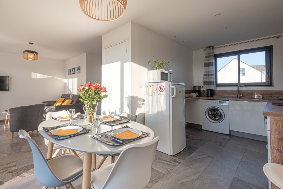 SALLE A MANGER ET CUISINE ÉQUIPÉE