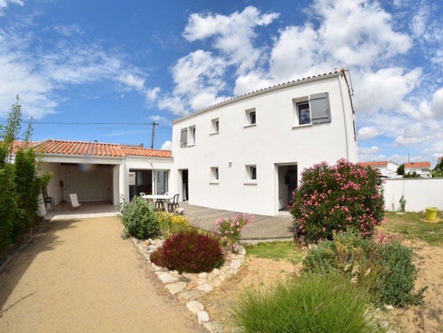 Entrée de la maison avec terrasse, jardin