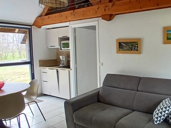 Etang de Farges, Saint Germain près Herment, Chalet Bleu - Pièce de vie avec cuisine, salon/salle à manger, cheminée et canapé convertible
