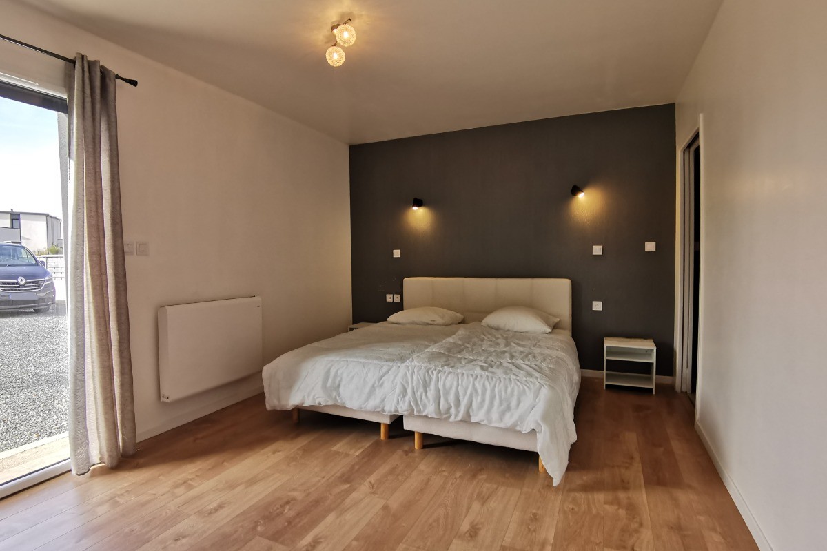 RDC: Chambre 1 avec Lit 160 (ou 2 x 80) et TV + salle d'eau privative